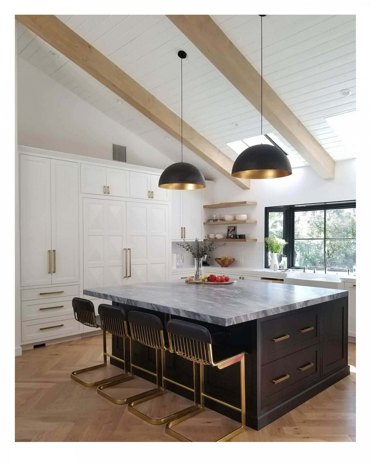 https://louvrehome.ru/wp-content/uploads/2024/04/black-modern-pendant-detroit-on-kitchen-iland.jpg