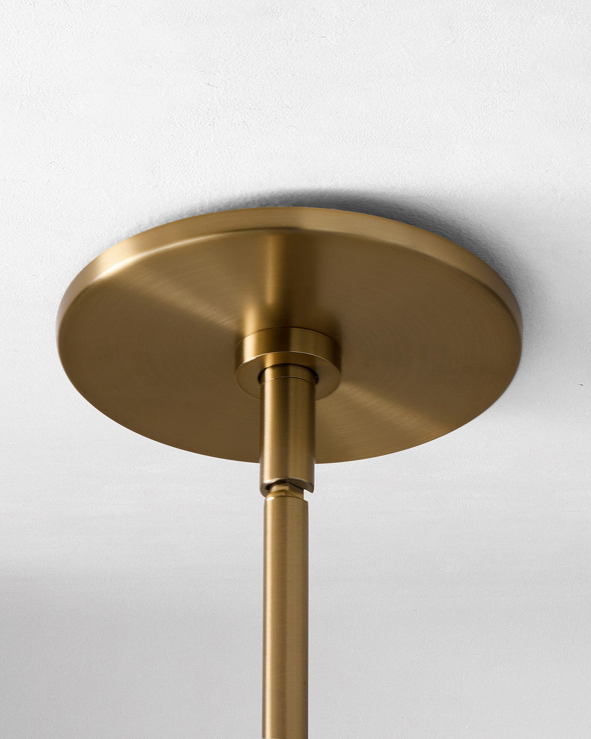 https://louvrehome.ru/wp-content/uploads/2025/08/devon-3-light-chandelier-40-1-xl-1.jpg